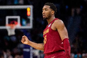 能攻善传！多诺万-米切尔半场9中4拿到15分4板7助 正负值+9